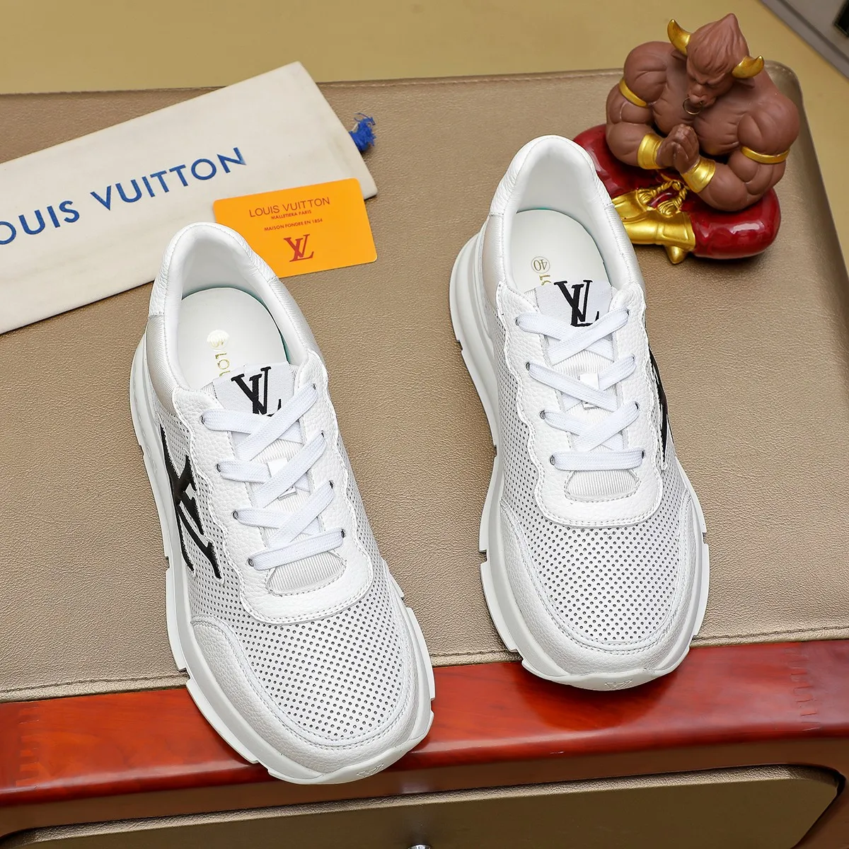 Ex-factory price: 440¥🌹🌹[LV Louis Vuitton] new low-top casual men's shoes. A must-have for fashionable men, new products are released in Hong Kong counters [strong], big-name style, European and American masters strongly create unique styles, comfortable on the feet, super soft outsole, super wear-resistant. Gives people a strong visual impact. Material: imported first-layer cowhide leather upper ➕rubber non-slip outsole, rubber graphics matching, 38 to 44